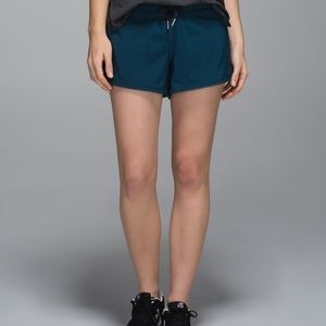 Lululemon sz 4 seek the heat short